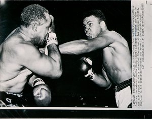 年轻的卡西乌斯·克莱（Casius Clay）在洛杉矶首轮对阵老兵阿奇·摩尔（Archie Moore）的比赛中左路得分 作者 美国摄影师