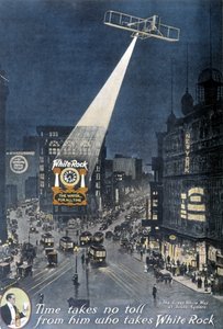 酒精广告 "白石"。一架飞机照亮了挂在纽约时代广场一栋大楼上的 "白石 "海报。1912. 作者 美国学校