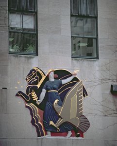 从14座建筑物之一的外部描绘出猎鹰和橄榄枝的寓言场景，建于1931年至1940年 作者 美国学校
