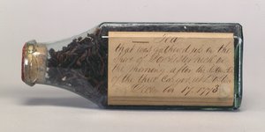 波士顿茶会茶叶在一个玻璃瓶中，收集于TM Harris，Dorchester Neck，1773年12月 作者 美国学校