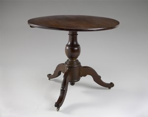 中心表，c。 1850-1870年（黑胡桃木） 作者 美国学校