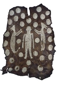 来自弗吉尼亚州的北美印第安人首席Powhatans Mantle，16世纪末至17世纪初（带有贝壳图案的鹿皮） 作者 美国学校