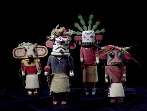 四个Katchina娃娃 作者 美国学校