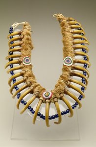 Grizzly Bear Claw项链，爱荷华州，美洲原住民，1830年（水獭毛皮，灰熊，玻璃珠）