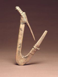 比目鱼钩，约 1800 年（木材和云杉根） 作者 美国学校