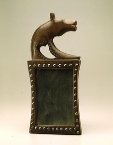 镜子，奥马哈，美国本土，约1885年（胡桃木和镜子，有铜钉）。 作者 美国学校