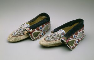 莫卡辛鞋，Chippewa，约 1835 年（鹿皮、玻璃珠、棉、丝织物和缎带） 作者 美国学校