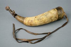 带帽带和塞子的粉末喇叭，1773（喇叭，木头，皮革和金属）