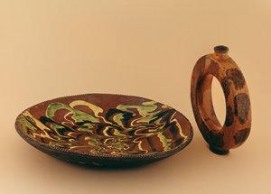 带有大理石釉和水载体的红瓷椭圆形盘（陶瓷） 作者 美国学校