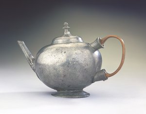 茶壶，来自马萨诸塞州波士顿，1740-60（锡和木）