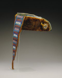 头巾，Mesquakie，1880（水獭皮，棉织物，丝带，玻璃珠和熊爪） 作者 美国学校