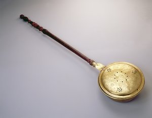 变暖锅，可能来自波士顿，1780-90（黄铜和枫木或桦木）