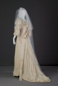 结婚礼服，1892年 作者 美国学校