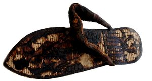 图坦卡蒙（Tutankhamuns）凉鞋，饰有束缚的囚犯和信号线符号，第14个岑。公元前