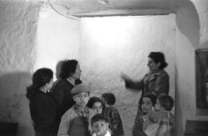 克罗托内 - 地下室接待游客 作者 