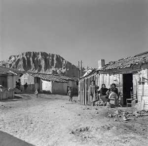 家庭，蒙特卡蒂尼工厂村 作者 