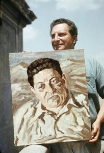 意大利画家和作家卡洛-列维（1902-1975 年）手持其作品之一，即工会会员朱塞佩-迪-维托里奥的肖像（照片）