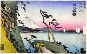 地理：日本日本。由井，从 Satta-toge 望富士山，白雪覆盖，俯瞰猿河湾。(第 17 站）。广重的木刻作品：东海道五十三站》（1833-1834 年）。明信片，日本，约 1900 年（明信片）