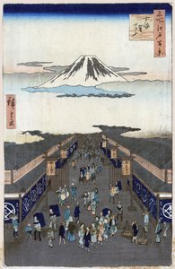 "江户（今东京）百处名胜：骏河町（骏河cho，Suruga-cho）景色。以富士山为背景的日本东京城市景观。(骏河町（江户百景）。日本版画，作者宇多川广重（1797-1858 年） 作者 安藤或歌川广重