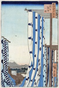 日本版画：神田的染坊区（日本东京）。背景为富士山。神田的染坊区。 江户百景图》。宇多川广重（1797-1858 年）的作品，雕版印刷 作者 安藤或歌川广重