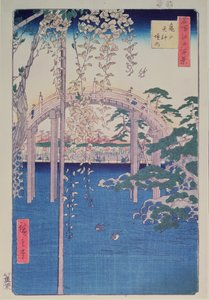 河上的人行桥，前景是盛开的紫藤花 作者 安藤或歌川广重