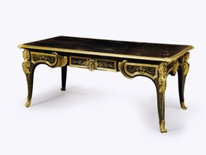路易十四安装在ormolu上的棕色brown壳板，约1710年（ormolu，黄铜镶嵌，to壳和皮革）（另请参见360582）