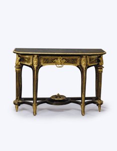 一对装在ormolu上的棕色to壳码头桌，约c.1710（ormolu，黄铜镶嵌，to壳和皮革）中的一个（另请参见360580）