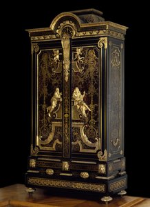 路易十四风格的家具（1661-1715）：衣柜上装饰着阿斯帕西和苏格拉底的形象，由安德烈-布勒（1642-1732）于1710年在巴黎用橡木、埃比尼和镀金制作。卢浮宫博物馆