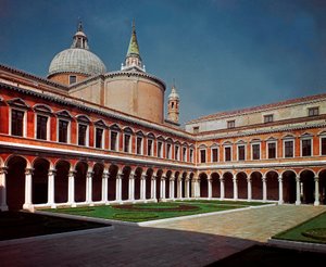 文艺复兴时期的建筑：由建筑师 Andrea di Pietro della Gondola dit Palladio (1508-1580) 1566 年意大利威尼斯 (Venezia) 设计的 San Giorgio Maggiore（少校圣乔治）教堂的回廊景观