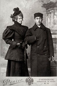 俄国诗人齐纳达·吉皮乌斯（Zinaida Gippius），与艺术史学家阿基姆·沃伦斯基（Akim Volynsky）一起，摄于c1890-c1894。