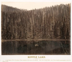 犹他州白松树峡谷的波纹湖，来自《大西部图解》，由 A. J. Russell 撰写的 "沿联合太平洋铁路线拍摄的横跨大陆的系列照片"，从内布拉斯加州奥马哈向西拍摄。第一卷 作者 安德鲁·约瑟夫·拉塞尔
