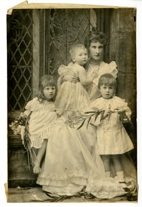 伊夫林公爵夫人和三个孩子，约1899年（黑白照片）。