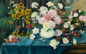 花瓶，桌上的牡丹，玫瑰和其他花朵装饰着蓝布的桌子上，1913年