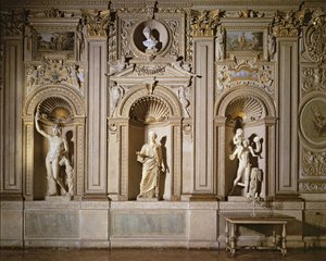 Galleria Carracci，镀金粉刷墙壁装饰的细节与壁龛包含大理石雕塑，1597-1604照片 作者 Annibale Carracci