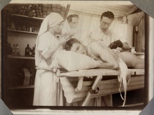 1914-1918年第一次世界大战：法国下诺曼底（Lower Normandy）英吉利海峡的库维尔（Couville）营地，医生和护士在更衣室治疗一名士兵的伤口。匿名照片，1917年7月。私人收藏，斯特拉。 作者 匿名匿名