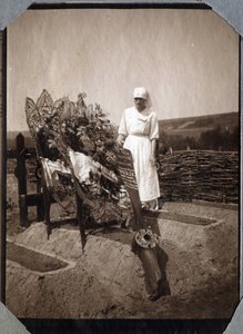 1914-1918年第一次世界大战：穿着上衣的护士（特蕾莎-帕维洛？）在法国下诺曼底（Basse-Normandie）曼什（Manche）的库维尔（Couville）为21岁的法国飞行员中士鲁克斯扫墓。匿名照片，1917年7月。私人收藏，斯特尔 作者 匿名匿名