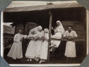 1914-1918年第一次世界大战：法国下诺曼底（Basse Normandie）芒什（Manche）的库维尔（Couville），穿着上衣的护士和医生。1917年7月的匿名照片。私人收藏，斯特拉。 作者 匿名匿名