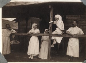 1914-1918年第一次世界大战：护士和医生穿着上衣在法国下诺曼底（Basse Normandy）曼什的库维尔（Couville）交谈。1917年7月的匿名照片。私人收藏，斯特拉。 作者 匿名匿名