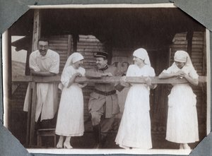 1914-1918年第一次世界大战：在法国下诺曼底（Lower Normandy）曼什（Manche）的库维尔（Couville），穿着滑稽上衣的护士与士兵和医生在一起。1917年7月的匿名照片。私人收藏，斯特拉。 作者 匿名匿名
