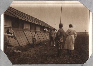 1914-1918年第一次世界大战：在法国下诺曼底（Lower Normandy）英吉利海峡的库维尔（Couville）营地的边缘寻找人头。匿名摄影 1917年5月。私人收藏，斯特拉。 作者 匿名匿名