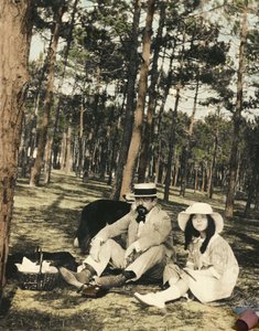 法国作曲家克劳德-德彪西（1862-1918）和他的女儿舒舒坐在阿卡雄附近的松树林中野餐。 作者 匿名匿名