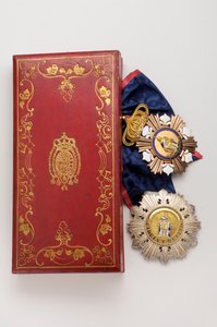 两西西里王国--圣费迪南和梅里特勋章：属于巴登大公爵府成员的大十字骑士徽章--十九世纪中叶--金、银和鸸鹋；两西西里王国的武器盒 作者 匿名匿名