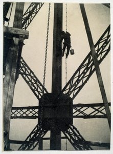 1889年，巴黎埃菲尔铁塔上的画师 作者 匿名匿名
