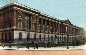 巴黎：克劳德-佩罗（1613-1688）建造的卢浮宫柱廊的外景。巴黎市 "艺术专辑 "中的1920年的照片。私人收藏。 作者 匿名匿名