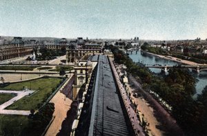 巴黎：向卢浮宫方向的全景图。塞纳河和圣母院大教堂（Notre-Dame），在右边。1920年拍摄于巴黎市的 "艺术专辑 "中。私人收藏。 作者 匿名匿名