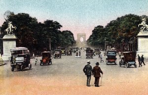 巴黎：从协和广场看到的香榭丽舍大道（Champs-Elysees）上的交通，背景是凯旋门。在赔率上，马利的马。巴黎市 "艺术专辑 "中1920年的照片。私人收藏。 作者 匿名匿名