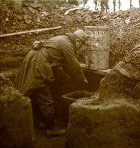 Photography - Stereo glass plate on the First World War: A washbasin improvise in a trench, Private Collection 作者 匿名匿名