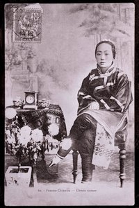 身着传统服饰的中国妇女肖像 她脱了脚 - 20 世纪初的摄影 - 私人收藏 作者 匿名匿名