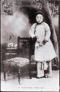穿着传统服装的年轻中国妇女的肖像 她的脚有条纹 - 20世纪初的摄影 - 私人收藏 作者 匿名匿名