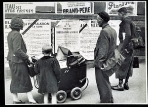 Second World War (1939-1945): Passers-by read the mobilization posters in September 1939 作者 匿名匿名